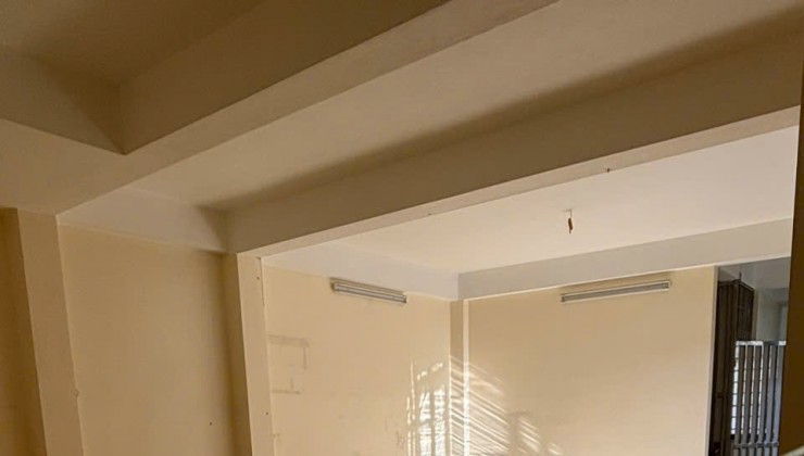 Cho thuê 3 tầng trong nhà 5 tầng mặt phố Trịnh Đình Cửu.(cầu thang riêng biệt.ko liên quan)